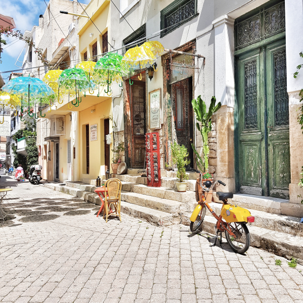 Βγαίνοντας βόλτα στην αγορά της Αίγινας λίγο πριν το Πάσχα.